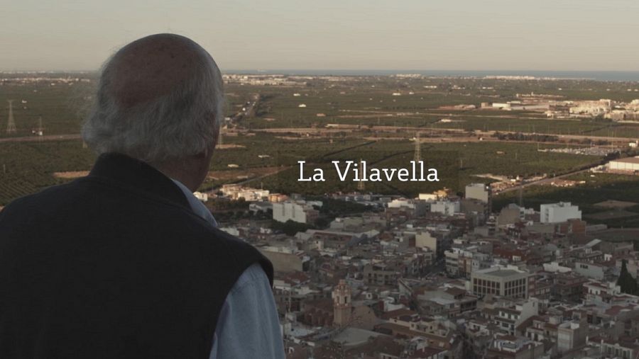 Manuel Vicent mirando a Vilavella, su pueblo natal, en 'Imprescindibles'