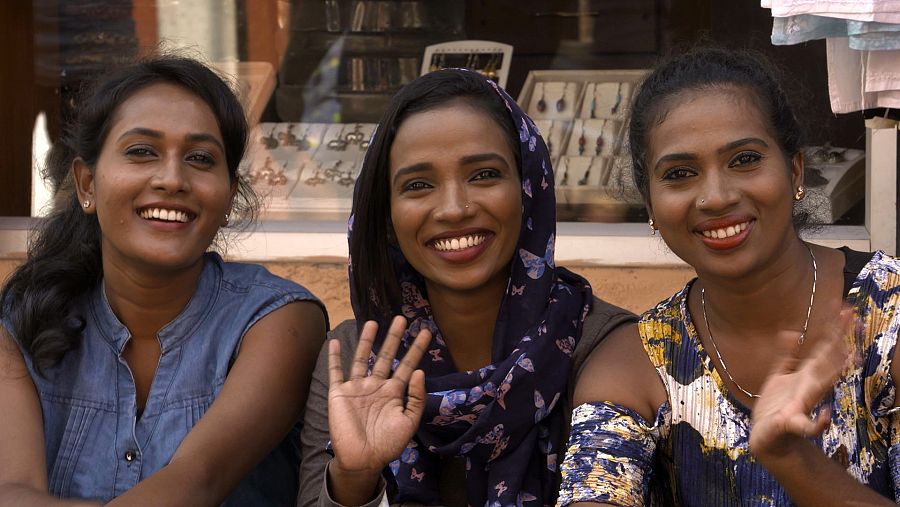  Tres dones índies somrient