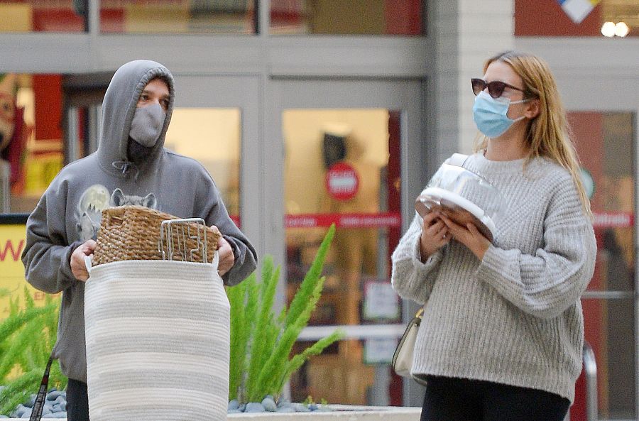 Shia LaBeouf y Mia Goth en Pasadena (California)