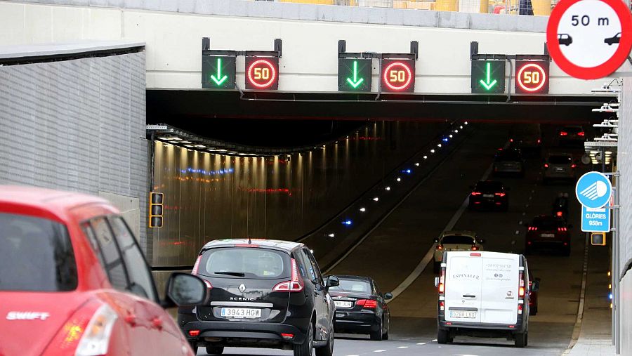 Diversos vehicles que circulen en sentit Llobregat entren al túnel de Glòries | ACN