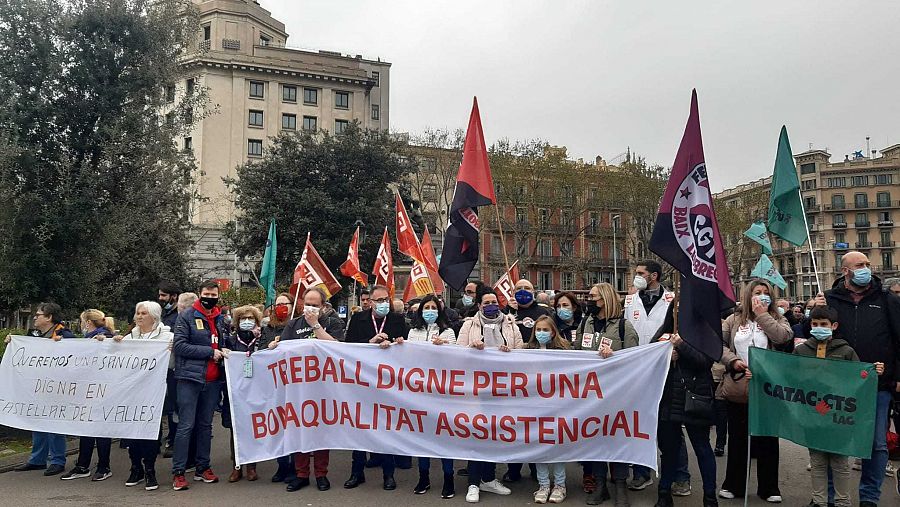 Les dues columnes, d'usuaris i professionals, s'han ajuntat a la plaça de Catalunya | CLARA ONTAÑÓN