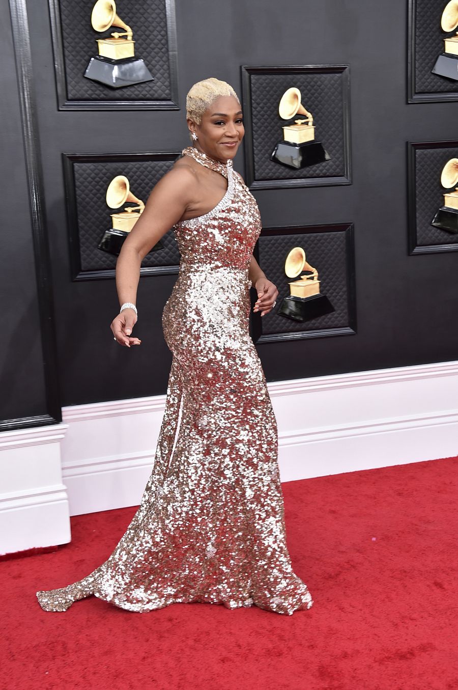 Tiffany Haddish en la alfombra roja de los Grammys 2022