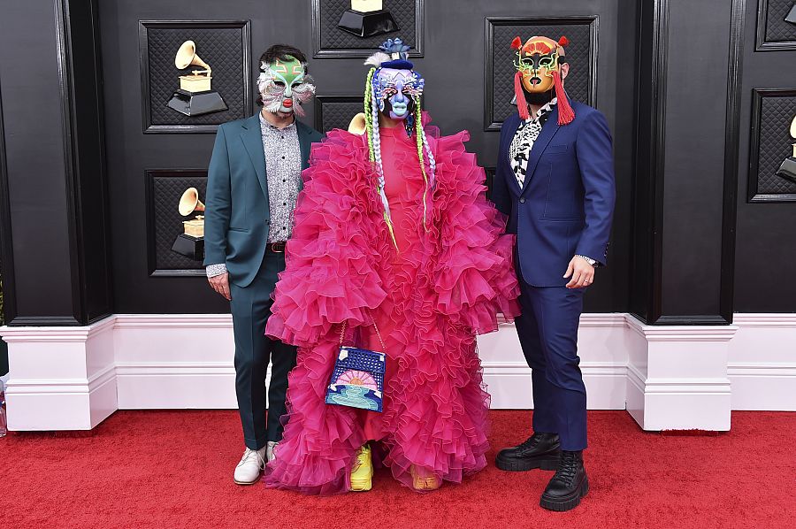 Bomba Estereo en  la alfombra roja de los Grammys 2022