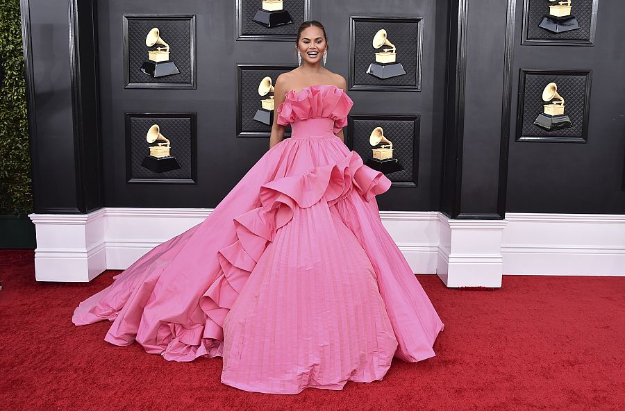 Chrissy Teigen en la alfombra roja de los Grammys 2022