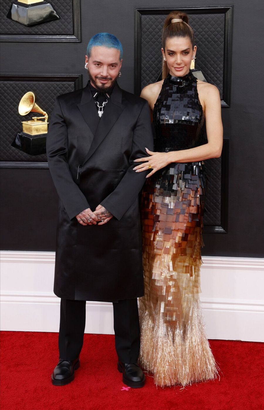 J Balvin y Valentina Ferrer en la alfombra roja de los Grammys 2022
