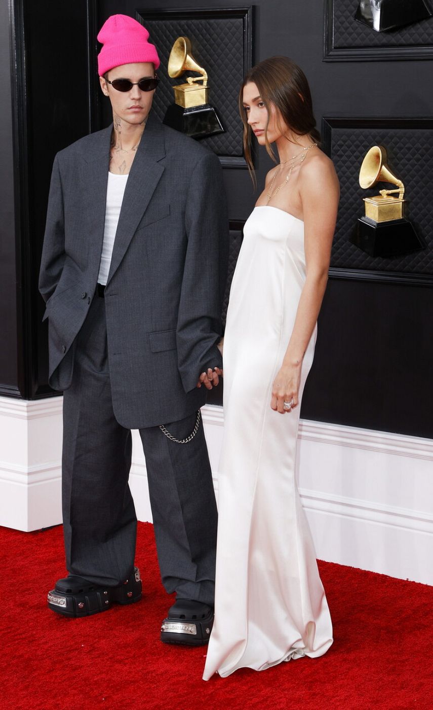 Justin y Hailey Bieber en la alfombra roja de los Grammys 2022