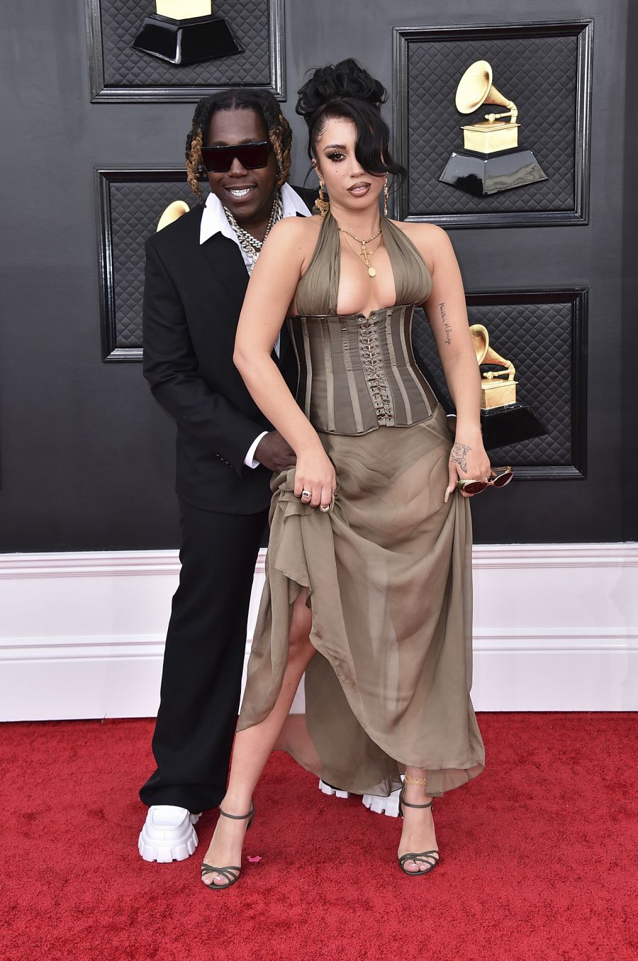 Don Toliver y Kali Uchis en la alfombra roja de los Grammys 2022