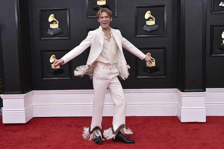 Davis Burleson en  la alfombra roja de los Grammys 2022