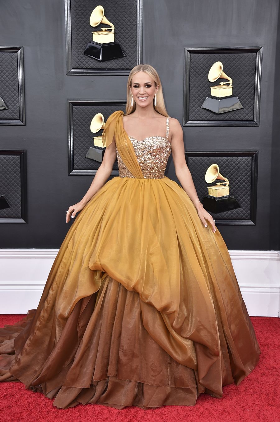 Carrie Underwood en  la alfombra roja de los Grammys 2022