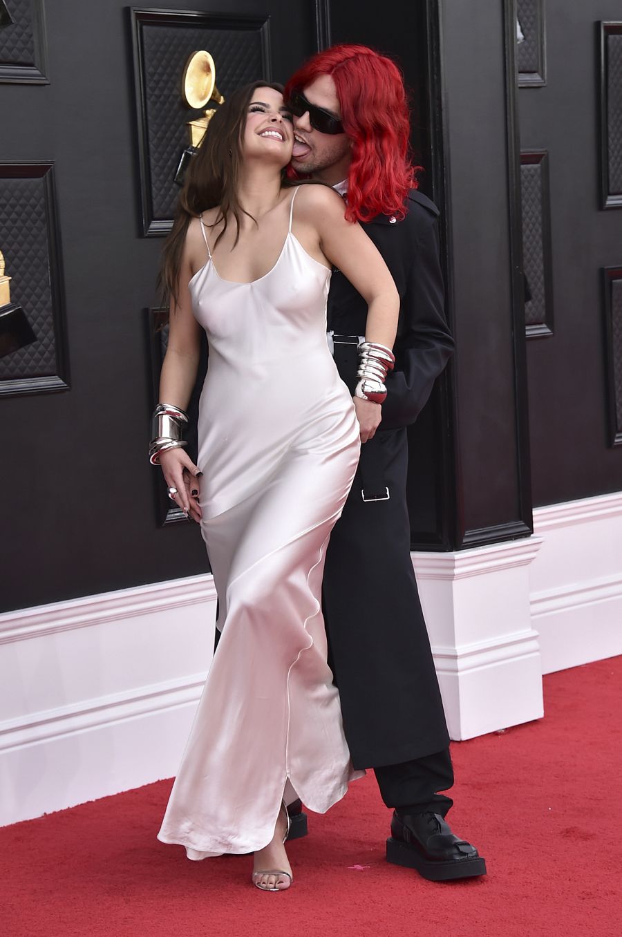 Addison Rae y Omer Fedi en  la alfombra roja de los Grammys 2022