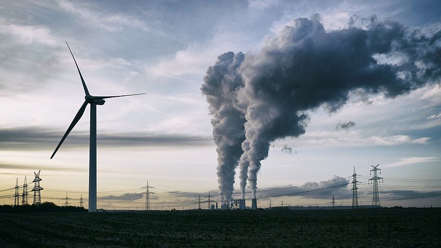 Industria emisora de CO2 junto a energía renovable.