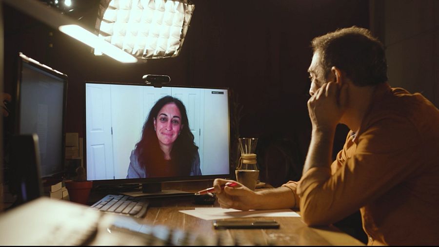 Pere Estupinyà conversando con Mercedes Maroto-Valer