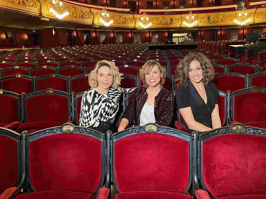 Judit Martín, Txell Sust i Míriam Tortosa assegudes a les butaques del Liceu