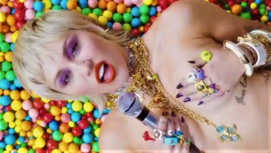 Miley Cyrus llueix anells de La Manso al seu videoclip 'Midnight Sky'