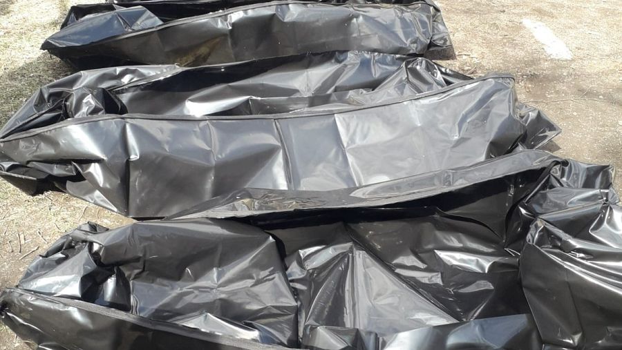 Varios cuerpos juntos para llevarlos a una morgue en Bucha