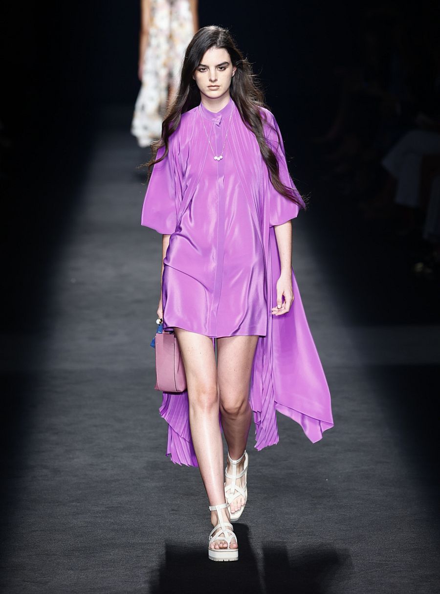 Patrones alegres con estampados florales y llamativos colores como el violeta y amarillo inundaran los armarios