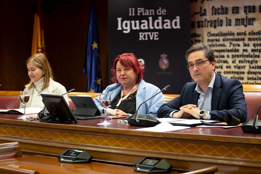 Paloma Zamorano, M Boix y Alfonso Morales en la primera mesa redonda