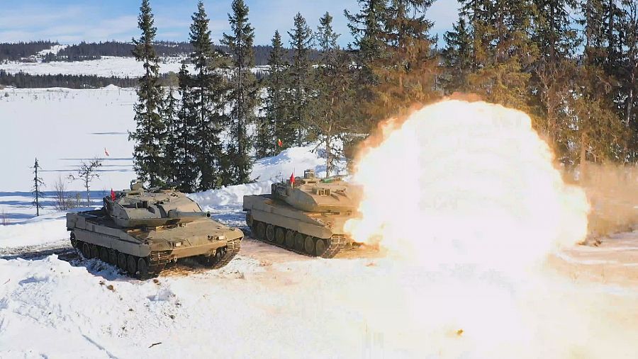 Dos tanques disparando en la nieve