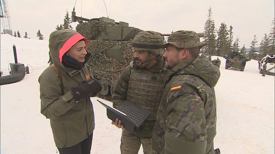 La reportera de Comando Actualidad con los militares españoles desplazados en Noruega.