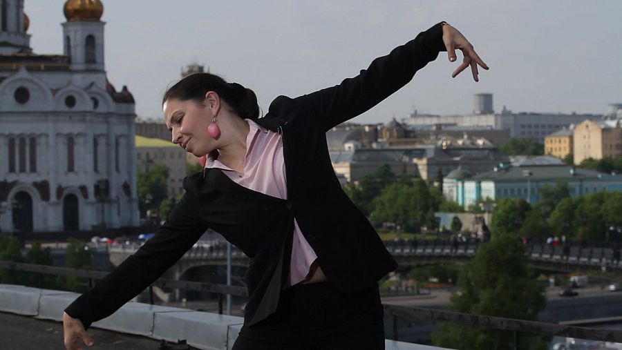 Natasha Sindeeva bailando en el tejado del edificio de los estudios de 