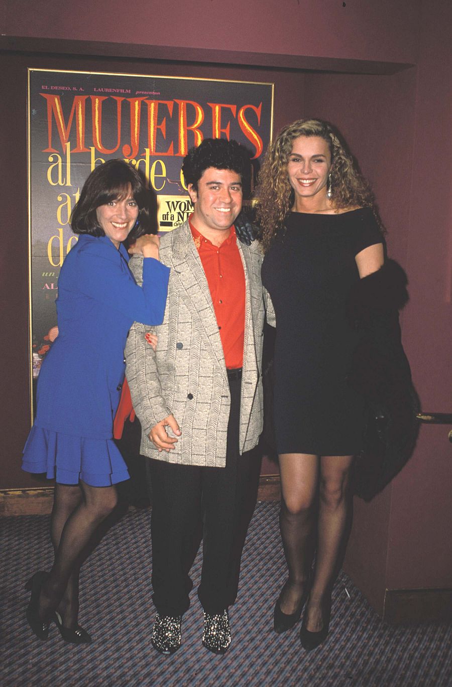 Carmen Maura y Bibiana Fernández junto a Pedro Almodóvar en la promoción de 'Mujeres al borde de un ataque de nervios'