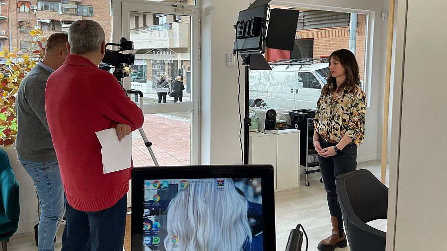 Laura con el equipo de Emprende durante la grabación del reportaje.