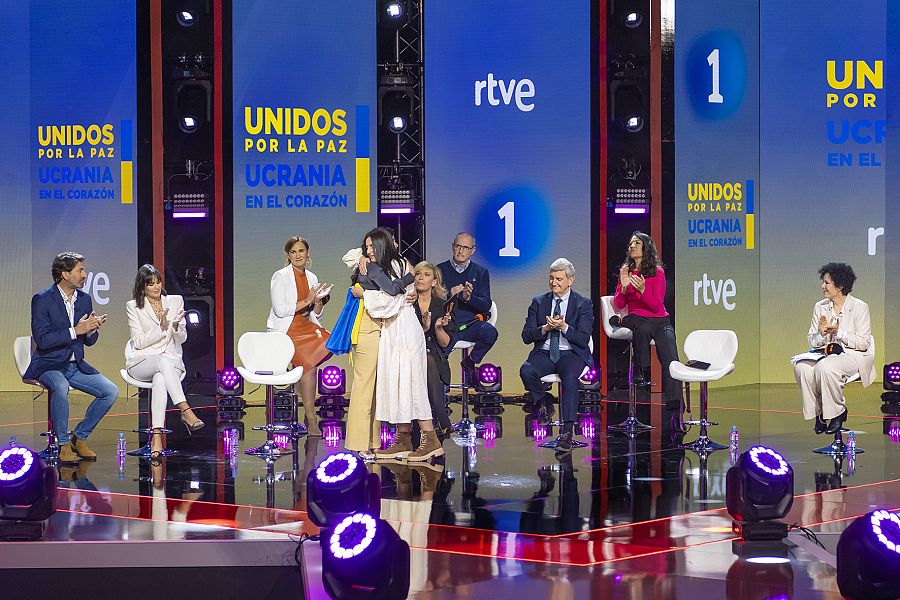 Un sentido abrazo entre Jamala y Chanel