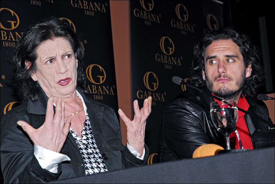 La actriz Terele Pávez junto a su hijo Carolo Ruiz