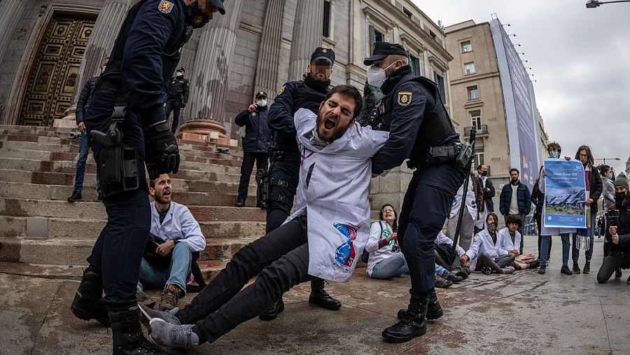 La Policía desaloja a los científicos que participan en la protesta frente al Congreso