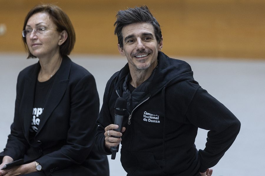 Joaquín de Luz, director artístico de la Compañía Nacional de Danza, junto a Victoria Glushenko, pianista ucraniana de la compañía.