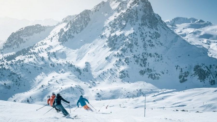 Imatge d'arxiu d'esquiadors a l'estació de Panticosa-Formigal.