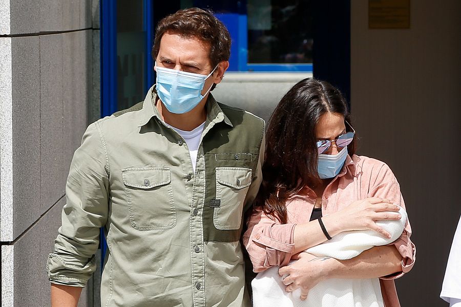 Malú y Albert Rivera presentan a su hijo