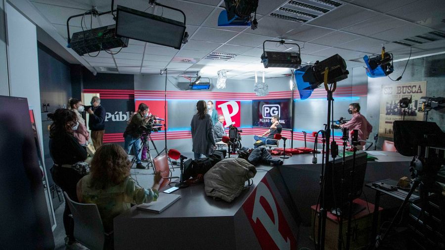 Profesionales de RTVE preparan el set para la entrevisa en la sede del diario Público.