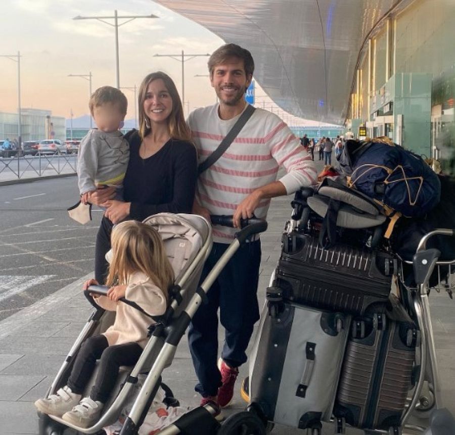 Natalia Sánchez y Marc Clotet junto a sus hijos Lia y Neo