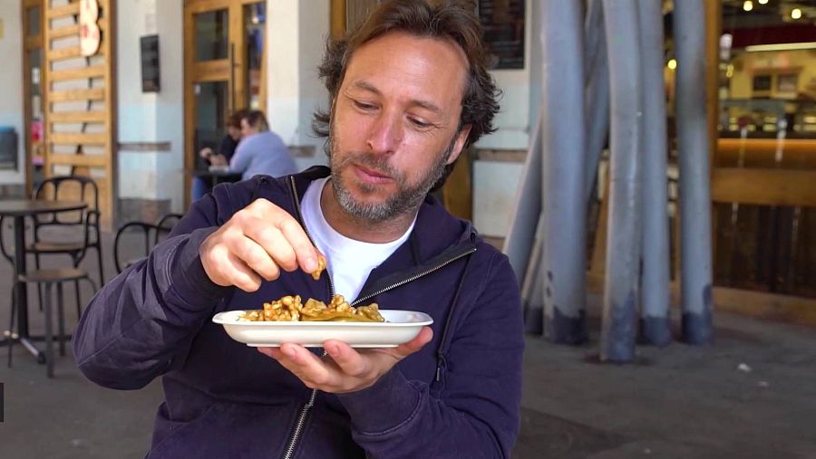  Gipsy Chef comiendo elplato de queso ahumado con nueces y naranjas