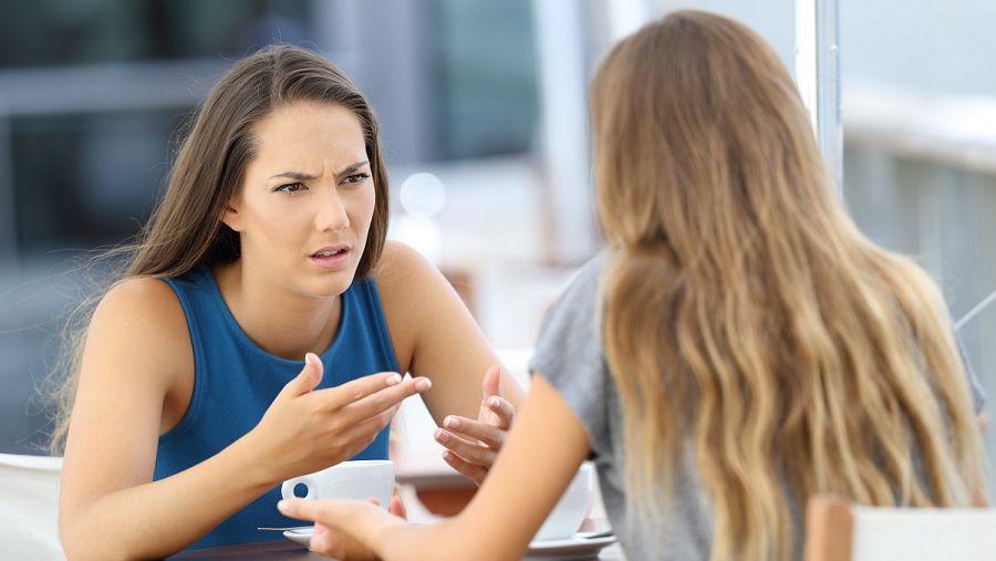 Dos mujeres conversando seriamente