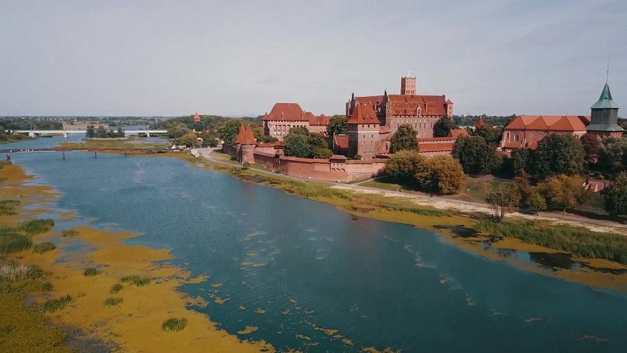 La riba del riu Nogat amb el castell de Malbork de fons