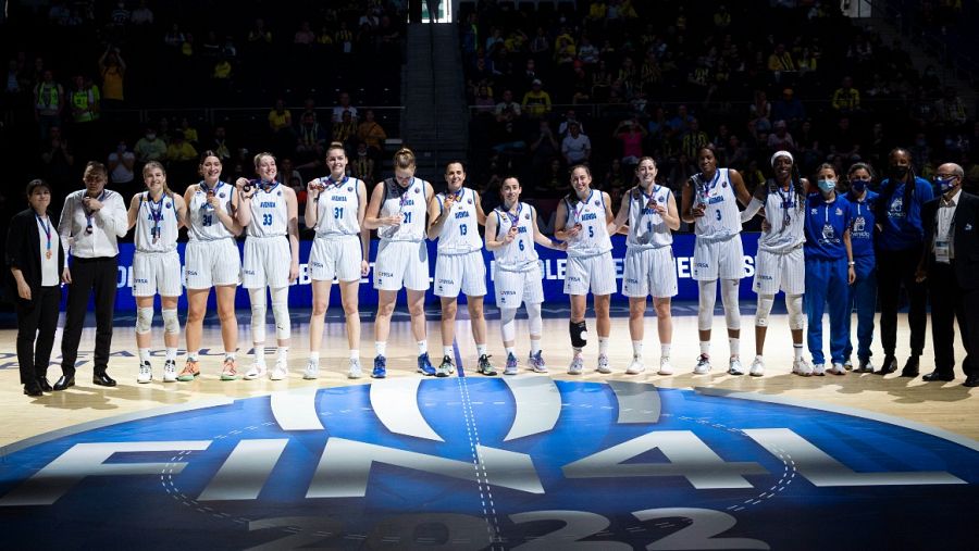 Las jugadoras de Perfumerías Avenida posan con la medalla de bronce conquistada en la Final Four de la Euroliga 2022.