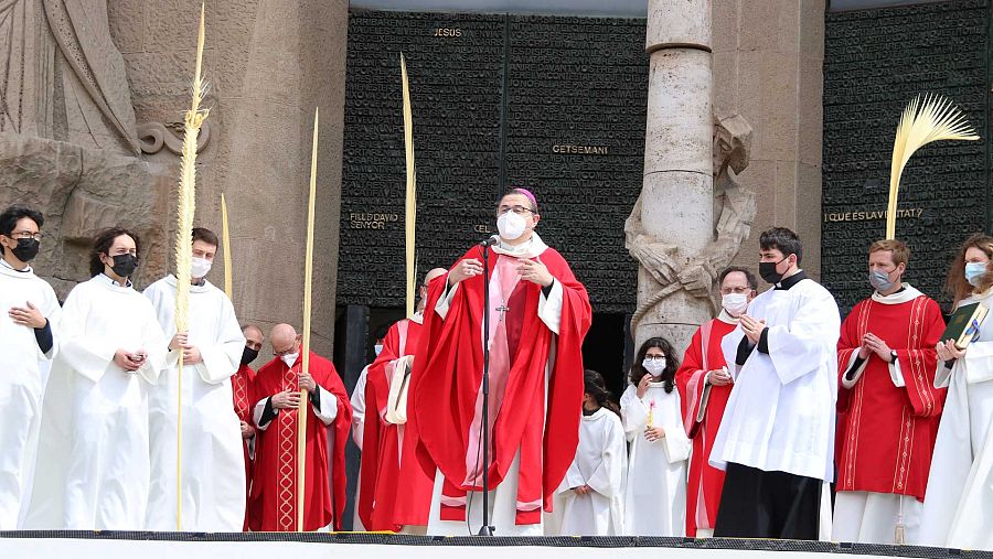 El bisbe auxiliar de Barcelona beneeix els rams i els fidels que s'han acostat a la Sagrada Família | ACN