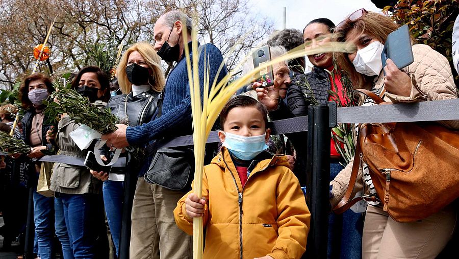 Un nen sosté un palmó a la plaça de la Sagrada Família | ACN