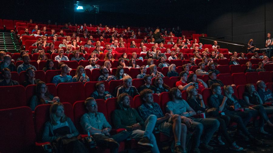 Una sala de cine repleta de espectadores.