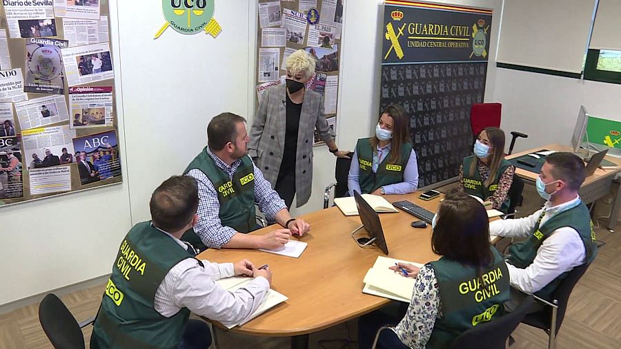 Agentes de la Guardia Civil mantienen una reunión sentados alrededor de una mesa.