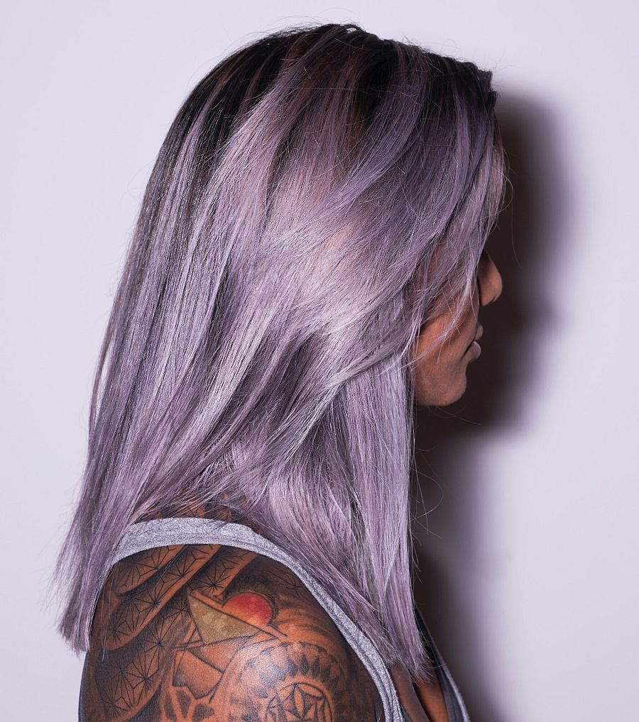  Una persona con canas debe utilizar un champú especial que es de color violeta para lograr esos reflejos morados que tanto favorecen