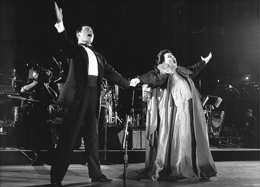 Freddie Mercury y Montserrat Caballé cantan el himno 