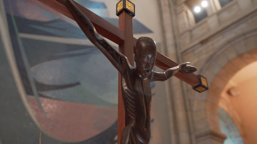 Cristo crucificado de raza negra y con rasgos femeninos