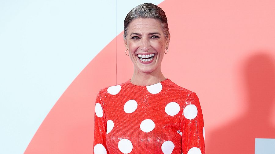 La modelo Laura Sánchez ha apostado por un gris oscuro con matices castaños muy favorecedor