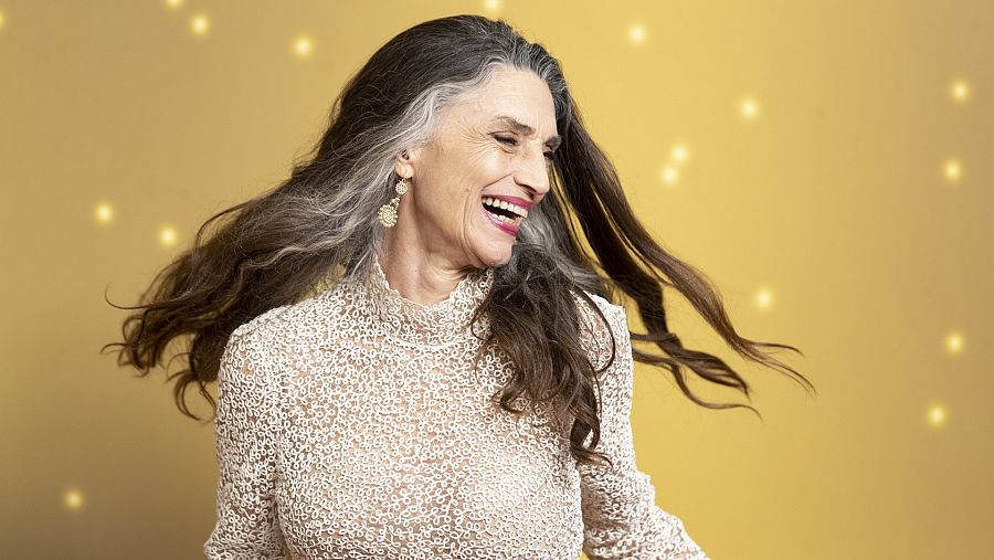 Ángela Molina siempre ha sido defensora de las canas y un referente en belleza natural