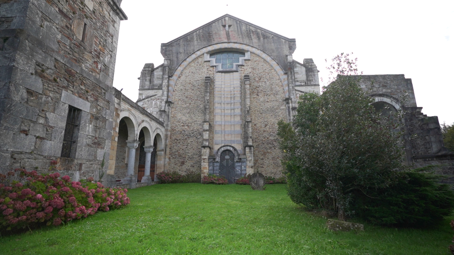 Vista del muro que cierra la nave cental del Santuario de Urkiola