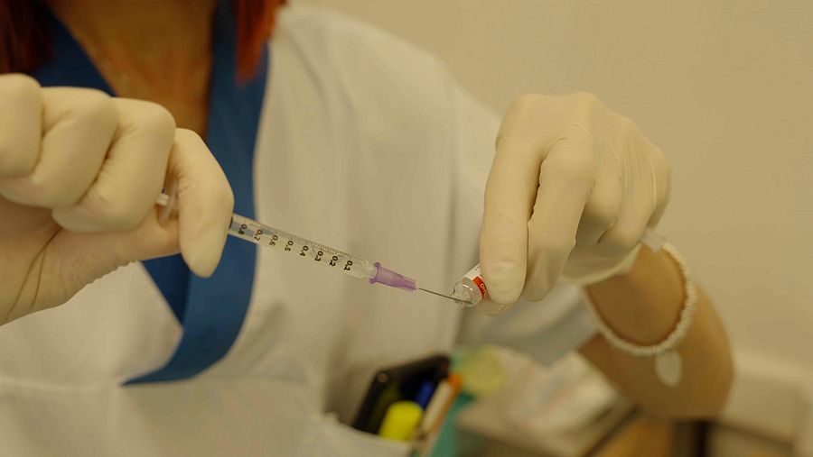 Sanitaria extrae suero vacuna contra la covid