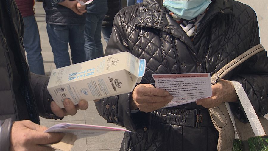 Ganaderos navarros regalan leche a los consumidores como protesta